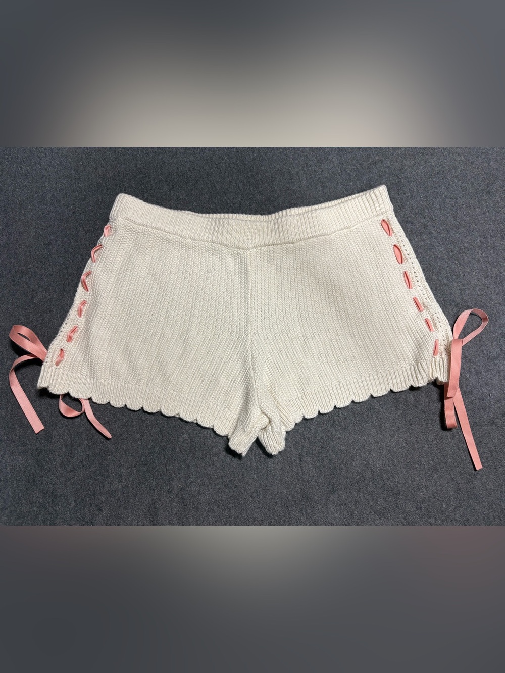 🆕 Betsey Johnson Cream Knit Scallop Hem Shorts with Pink Ribbon Size S